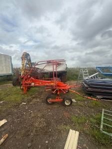 KUHN single-rotor hay rake