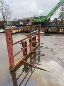 Rear mounted bale spike 